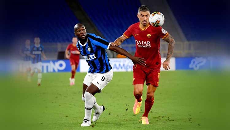 Aleksandar Kolarov (AS Roma) saling untuk merebut bola dengan Romelu Lukaku (Inter Milan), pada pertandingan Serie A. Copyright: © MB Media/Getty Images
