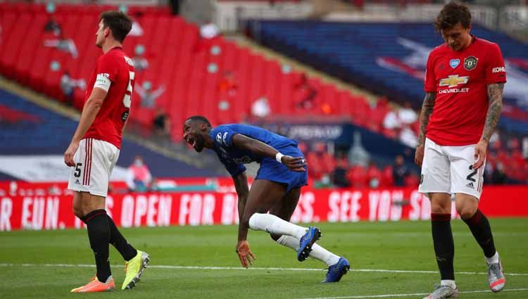 Selebrasi pemain Chelsea Antonio Rudiger usai mencetak gol ke gawang Manchester United dalam pertandingan Semi Final Piala FA. Copyright: © Chris Lee - Chelsea FC/Getty Images