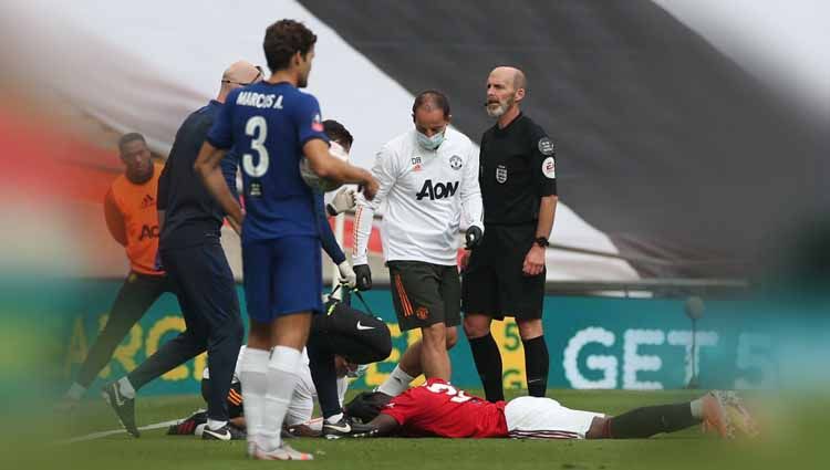 Pemain Manchester United, Eric Bailly mengalami cedera saat pertandingan pada Semi Final Piala FA. Copyright: © Matthew Peters/Manchester United via Getty Images