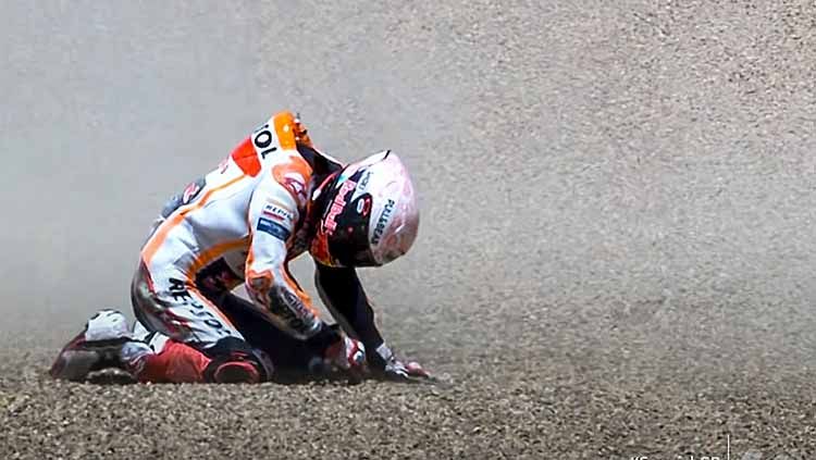 Pembalap Repsol Honda, Marc Marquez, dipastikan harus absen hingga tiga bulan lagi, yang menyebabkan ia terancam gagal mempertahankan gelar MotoGP. Copyright: © motogp.com