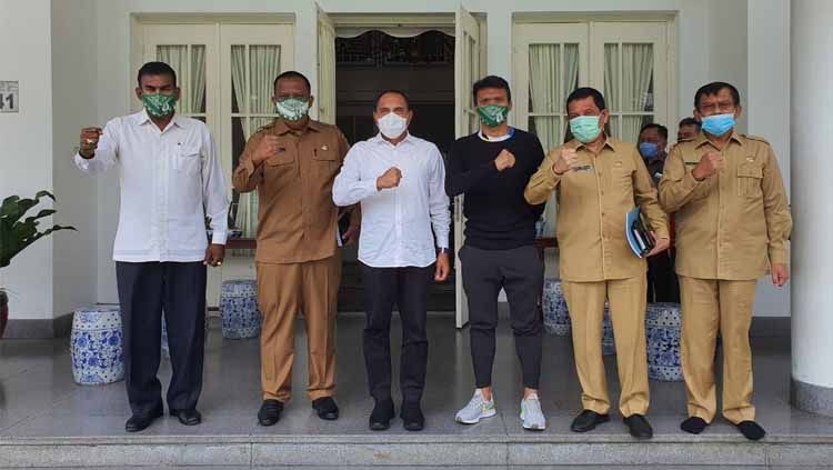 Ferdinand Sinaga (tiga kanan baju hitam) foto bersama dengan Gubernur Sumut sekaligus Dewan Penasehat PSMS Medan, Edy Rahmayadi, Senin (20/7/20) pagi. Copyright: © Aldi/INDOSPORT