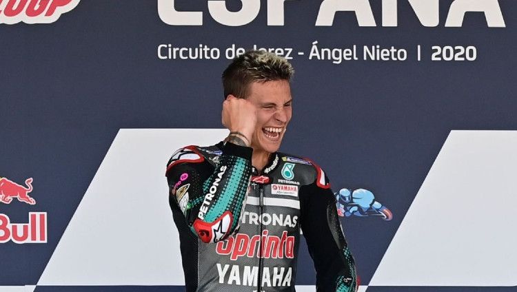 Fabio Quartararo berhasil menjadi juara di seri MotoGP Andalusia, Minggu (26/07/20) kemarin. Kemenangan tersebut membuat Quartararo kini masih kokoh berada di puncak klasemen. Copyright: © Javier Soriano/AFP via Getty Images