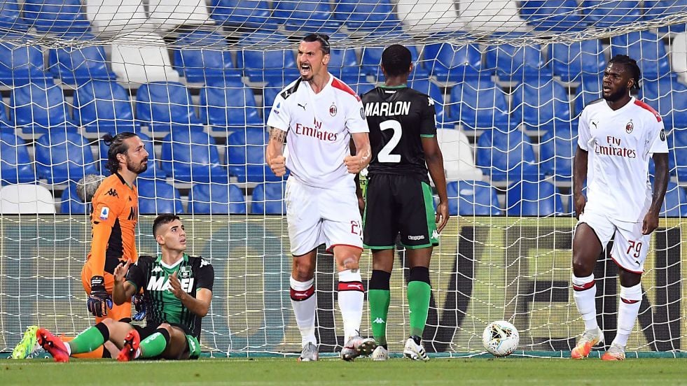 Selebrasi striker AC Milan, Zlatan Ibrahimovic usai mencetak gol ke gawang Sassuolo Copyright: © Alessandro Sabattini/Getty Images
