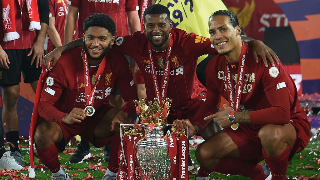 Joe Gomez, Gini Wijnaldum, dan Virgil van Dijk membantu Liverpool meraih gelar juara Liga Primer Inggris. Copyright: © John Powell/Liverpool FC via Getty Images