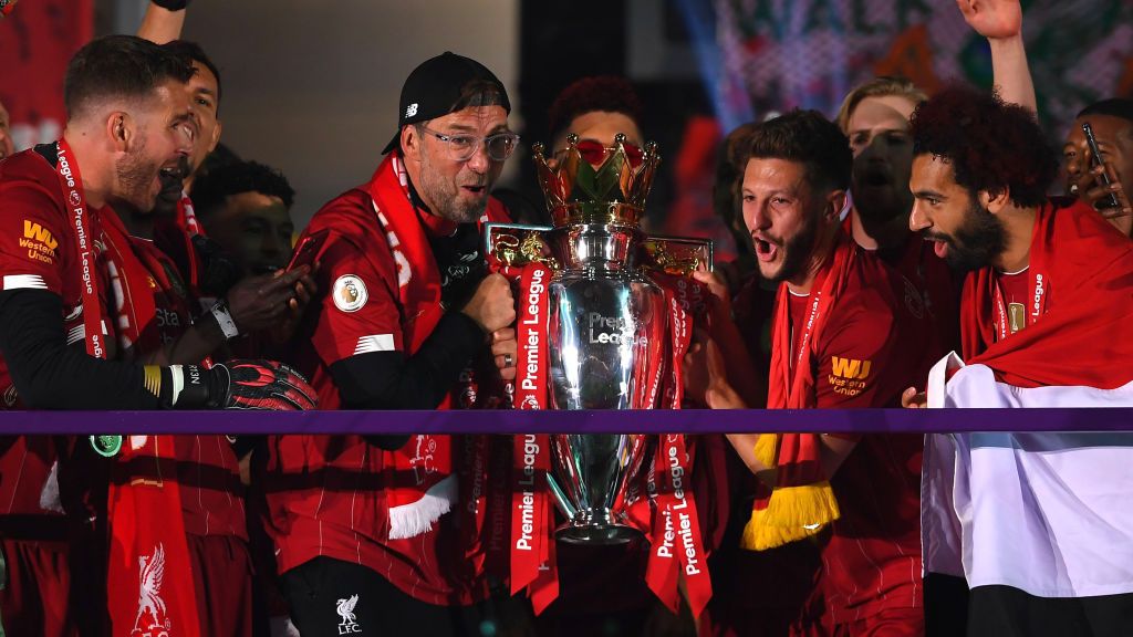 Jurgen Klopp sukses menempa mentalitas skuat Liverpool hingga akhirnya mereka meraih banyak trofi termasuk Liga Inggris 2019-2020. Copyright: © Laurence Griffiths/Getty Images