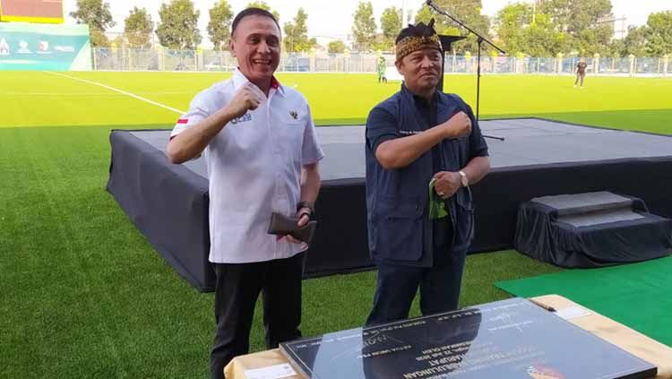 Bupati Bandung, Dadang M Naser, membeberkan alasan Lapangan Soccer Training Sabilulungan Si Jalak Harupat, Kabupaten Bandung, menggunakan rumput sintetis. Copyright: © Arif/INDOSPORT