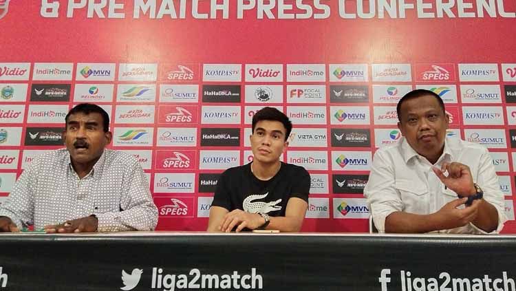 Manajer PSMS, Mulyadi Simatupang (kanan) dan Sekum PSMS, Julius Raja (kiri), bersama calon pemain anyar PSMS, Paulo Sitanggang (tengah). Copyright: © Aldi Aulia Anwar/INDOSPORT