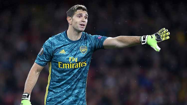 Emiliano Martinez sedang menjalani masa-masa indah bersama klub Liga Inggris, Arsenal, dalam sebulan terakhir. Copyright: © Getty images