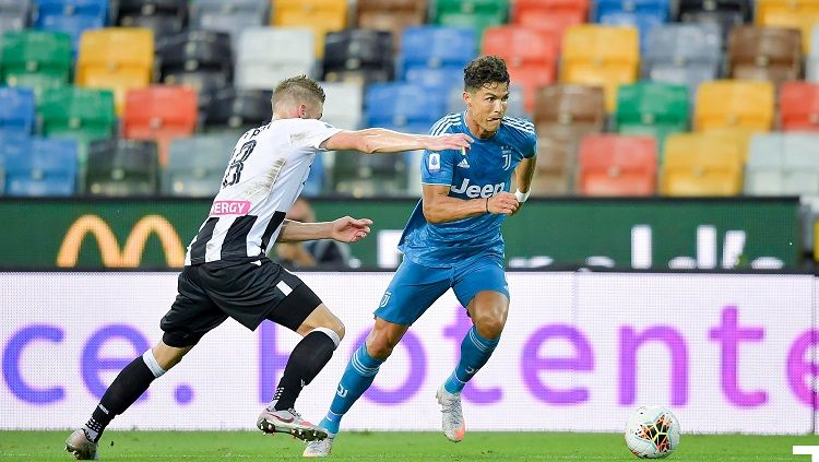Megabintang Juventus, Cristiano Ronaldo, menggiring bola dalam pertandingan Serie A Italia kontra Udinese, Kamis (23/7/20). Copyright: © Twitter Juventus