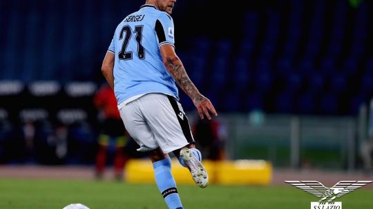 Gelandang Lazio, Sergej Milinkovic-Savic, beraksi dalam pertandingan Serie A Italia kontra Cagliari, Kamis (23/7/20). Copyright: © Twitter Lazio