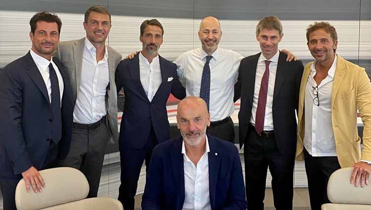 Para petinggi AC Milan mengunjungi Milanello setelah memastikan perpanjangan kontrak untuk pelatih Stefano Pioli. Copyright: © Twitter@acmilan
