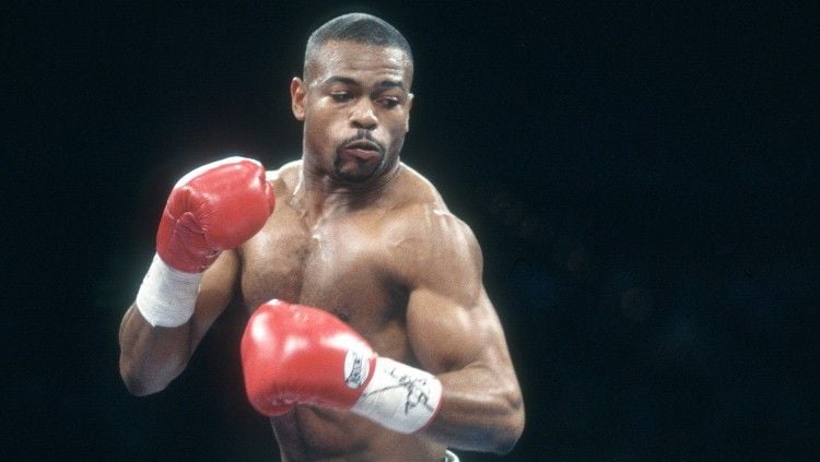 Jelang pertarungannya melawan Mike Tyson, Roy Jones Jr mengungkapkan kelemahan yang dimiliki oleh lawannya yang tak disadari banyak orang. Copyright: © Focus on Sport/Getty Images