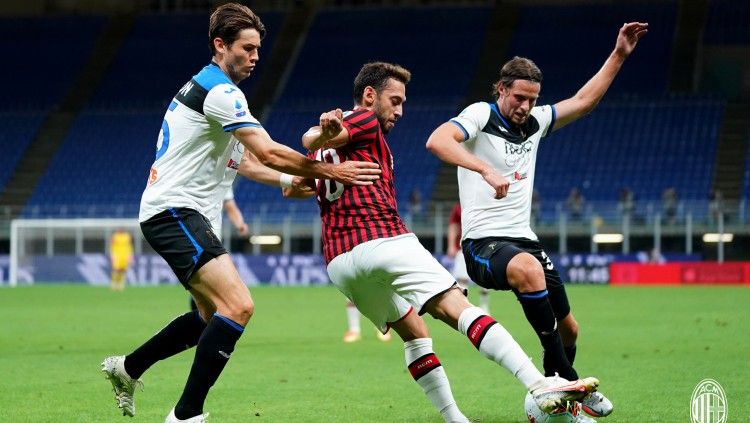 Perebutan bola di pertandingan AC Milan vs Atalanta pekan ke-36 Liga Italia Serie A, Sabtu (25/07/20). Copyright: © https://twitter.com/acmilan