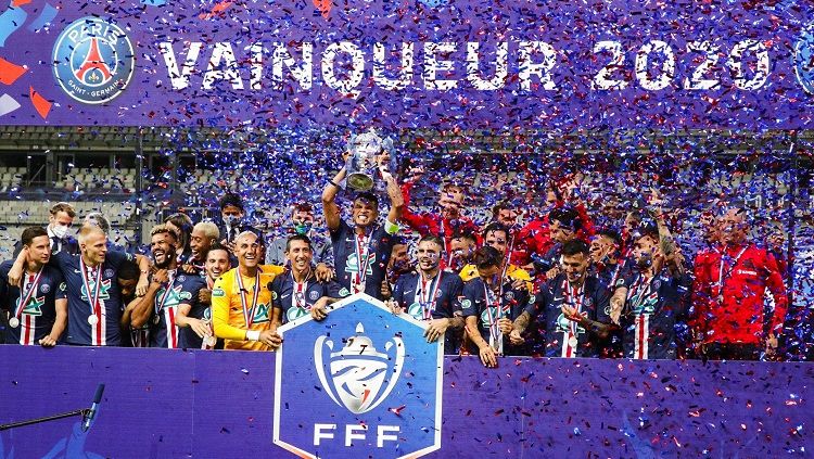 Seremoni juara Coupe de France 2019-2020 yang dimenangi Paris Saint-Germain. Copyright: © Twitter PSG