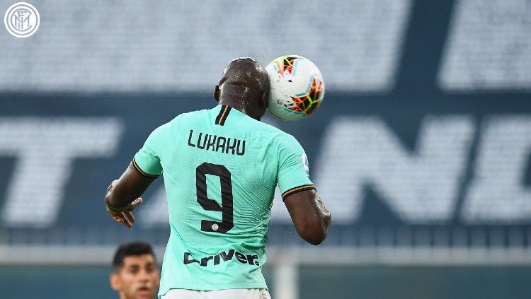 Tandukan Romelu Lukaku yang berujung gol di laga Genoa vs Inter Milan pada pekan ke-36 Liga Italia Serie A 2019/20, Minggu (26/07/20). Copyright: © https://twitter.com/Inter_es