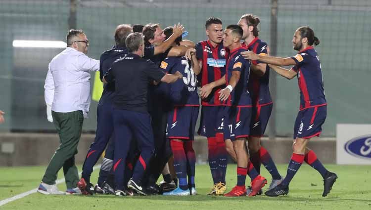 Selebrasi pemain FC Crotone, Alberto Gerbo usai mencetak gol mempromosikan di Liga Italia Serie B. Copyright: © Maurizio Lagana/Getty Images