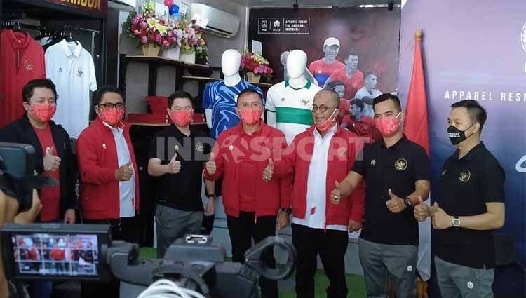 PSSI bersama Mills baru saja me-launching Jersey away Timnas Indonesia di Jakarta, Senin (27/07/20). Copyright: © Zainal Hasan/INDOSPORT