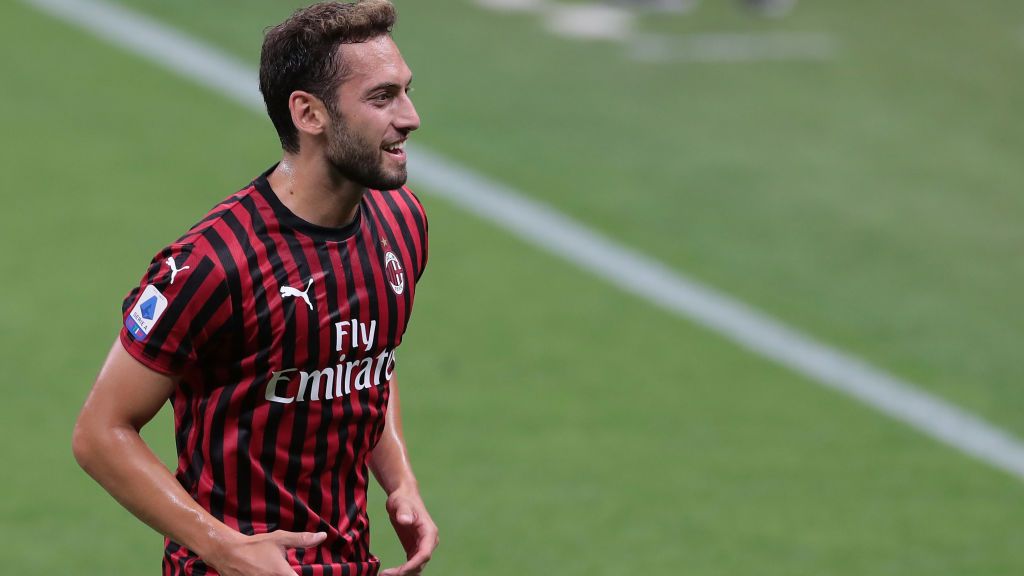 AC Milan bernapas lega setelah gelandang Hakan Calhanoglu lebih memilih memperpanjang kontrak bersama mereka meski sedang menjadi incaran Manchester United. Copyright: © Emilio Andreoli/Getty Images