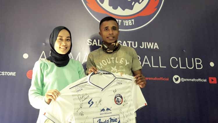 Pemain Arema FC, Ridwan Tawainela (kanan) diperkirakan akan tampil pada laga ketiga grup A Piala Menpora 2021 melawan PSIS Semarang. Copyright: © Ian Setiawan/INDOSPORT