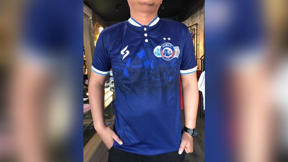 Arema FC luncurkan jersey limited edition untuk peringatan HUT klub ke-33. Copyright: © Arema FC Store