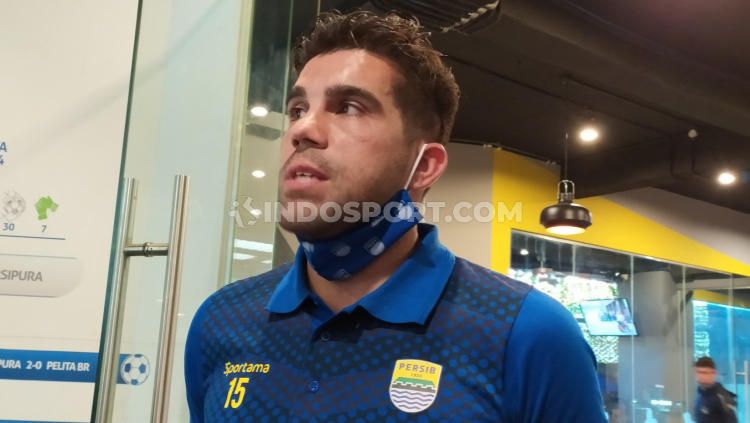 Bek Persib Bandung, Fabiano Beltrame, akan tetap menjalankan program latihan mandiri untuk menjaga kondisinya agar tetap bugar di Brasil. Copyright: © Arif Rahman/INDOSPORT