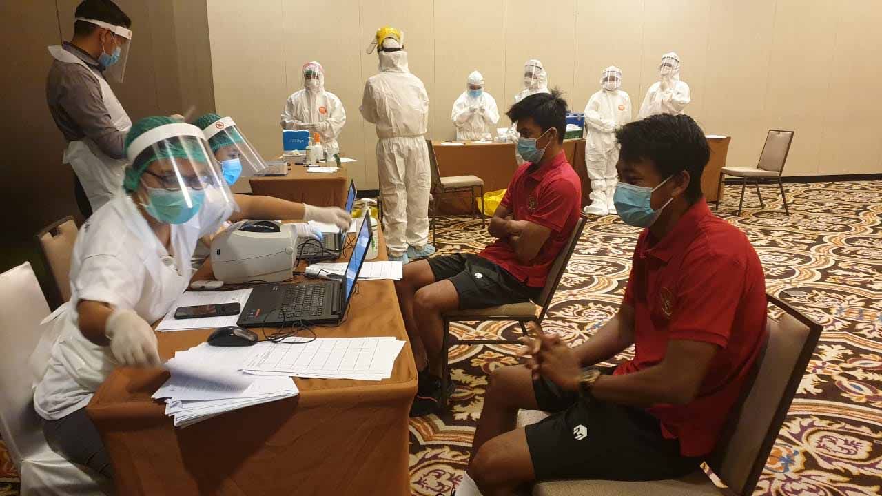 Para pemain Timnas Indonesia, baik senior dan U-19 kembali menjalani swab test virus corona, Kamis (30/07/20) di Jakarta. Copyright: © PSSI