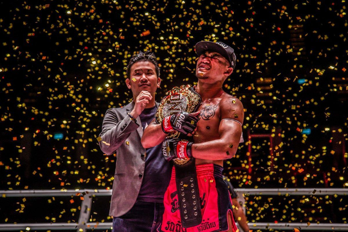 Rodtang “The Iron Man” Jitmuangnon berhasil mengalahkan Petchdam “The Baby Shark” Petchyindee Academy dalam laga puncak ONE Championship. Copyright: © Dok. ONE Championship