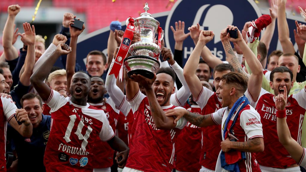 Perayaan gelar juara Piala FA yang dilakukan Arsenal berlangsung sangat meriah meskipun dilakukan di tengah stadion tanpa satu pun penonton di dalamnya. Copyright: © Catherine Ivill/Getty Images