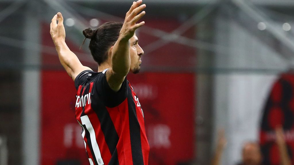 AC Milan kokoh di puncak klasemen Serie A Italia usai menang 2-0 atas Cagliari. Zlatan Ibrahimovic yang memborong kedua gol itu pun mencetak rekor spesial. Copyright: © Marco Luzzani/Getty Images