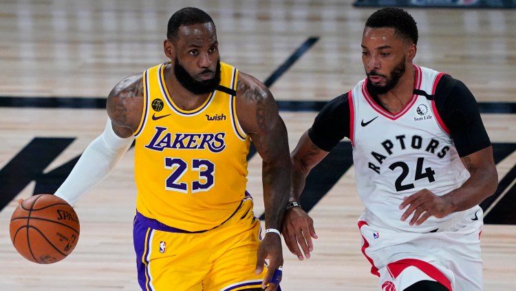 Megabintang LA Lakers, LeBron James memberi sanjungan ke TOronto Raptors usai melibas timnya dalam laga lanjutan NBA 2019/20. Copyright: © Ashley Landis - Pool/Getty Images