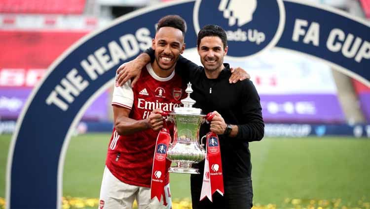 Mikel Arteta (kanan) dan Pierre-Emerick Aubameyang, dua sosok kunci yang bisa bawa Arsenal kalahkan Liverpool. Copyright: © Adam Davy/PA Images via Getty Images