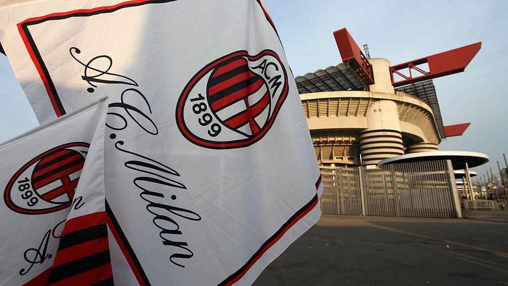 Bendera AC Milan di depan Stadion San Siro Copyright: © AMA/Corbis via Getty Images
