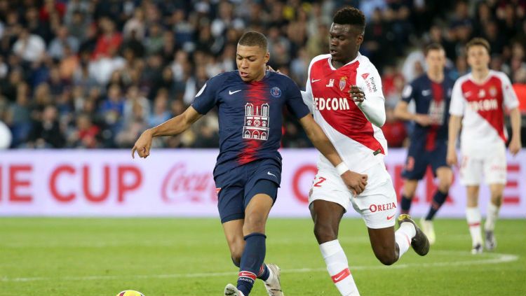 Manchester United serius untuk mendatangkan bek muda AS Monaco yang bernama Benoit Badiashile. Namun, Monaco punya permintaan tak masuk akal. Copyright: © Jean Catuffe/Getty Images