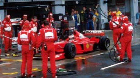 Kemenangan Schumacher dalam pit lane Copyright: © Essentiallysports