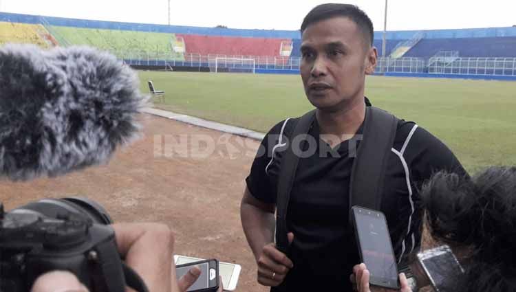 Staff kepelatihan Persela Lamongan, Charis Yulianto, menaruh harapan besar agar Kompetisi Liga 2 bisa berlanjut kembali setelah sempat berhenti akibat Tragedi Kanjuruhan. Copyright: © Ian Setiawan/INDOSPORT