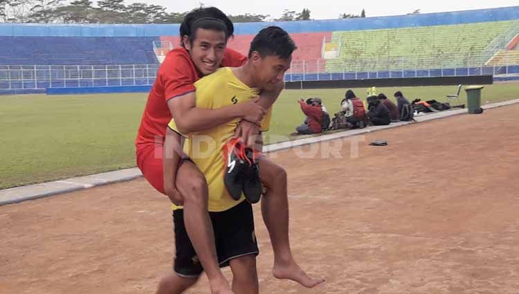 Hanif Sjahbandi dibopong usai cedera saat latihan. Copyright: © Ian Setiawan/INDOSPORT