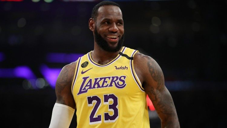 Setelah dibuat lebih kaya oleh Liverpool, bintang LA Lakers, LeBron James, kedapatan mengenakan jersey baru tim Liga Inggris itu jelang laga NBA pekan ini. Copyright: © Katelyn Mulcahy/Getty Images