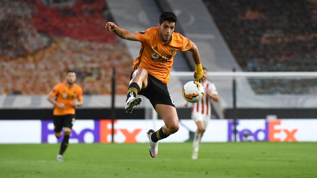Bintang andalan Wolverhampton Wanderers, Raul Jimenez dikabarkan telah membaik usai menjalani operasi pasca benturan yang terjadi antara dirinya dan David Luiz. Copyright: © Sam Bagnall - AMA/Getty Images
