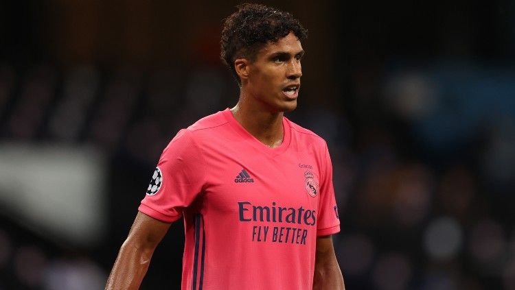 Raphael Varane di laga Liga Champions antara Manchester City vs Real Madrid, Sabtu (08/08/20). Copyright: © Robbie Jay Barratt - AMA/Getty Images