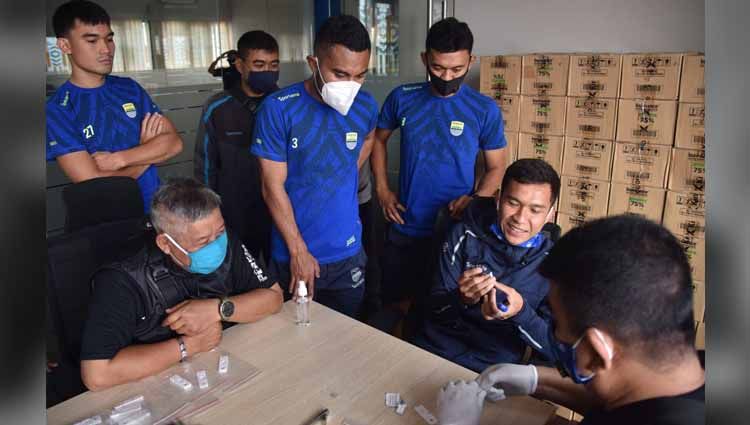 Menjelang latihan perdana, pemain, jajaran pelatih dan official klub Liga 1 Persib Bandung menjalani rapid test di Graha Persib. Copyright: © Media Officer Persib