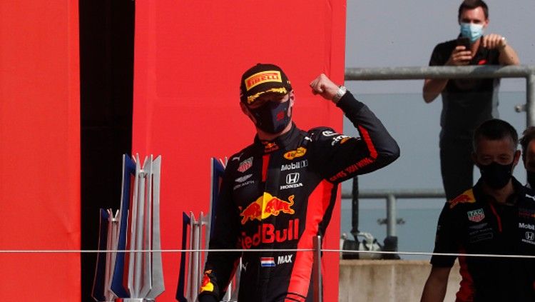 Max Verstappen (Red Bull) berhasil menjadi juara F1 GP Silverstone di perayaan 70 tahun. Copyright: © (Photo by Frank Augstein/Pool via Getty Images)