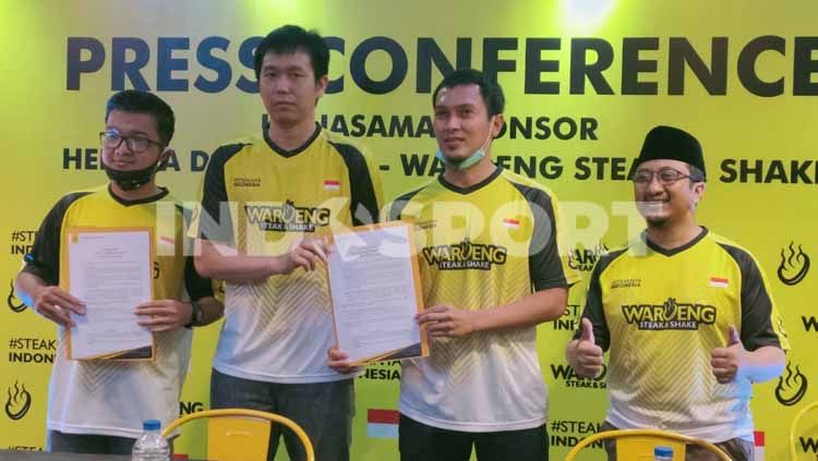 Mohammad Ahsan/Hendra Setiawan menandatangani kontrak sponsor dengan Waroeng Steak & Shake, Senin (10/08/20). Copyright: © Martini/INDOSPORT