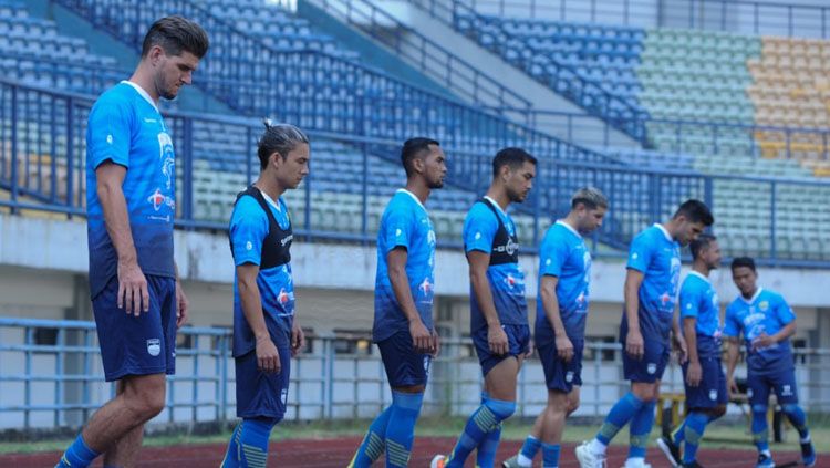 Pelatih Persib Bandung, Robert Rene Alberts memastikan timnya akan tetap tampil maksimal saat kompetisi Liga 1 2020 digulirkan lagi tanpa degradasi. Copyright: © Media officer Persib