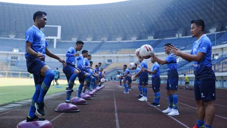 Persib menggelar latihan perdana di Stadion Gelora Bandung Lautan Api (GBLA), Kota Bandung, Senin (10/8/20). Copyright: © Media officer Persib