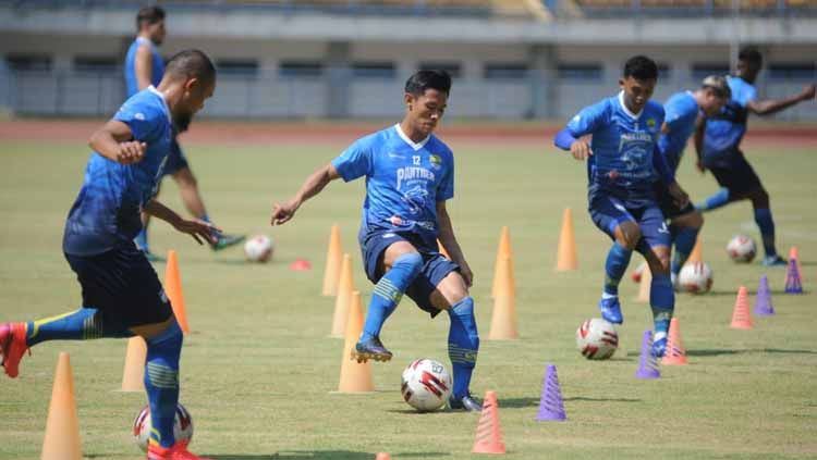 Pelatih Persib Bandung, Robert Rene Alberts, masih memberikan kebebasan kepada pemainnya untuk menjalankan latihan. Copyright: © Media officer Persib