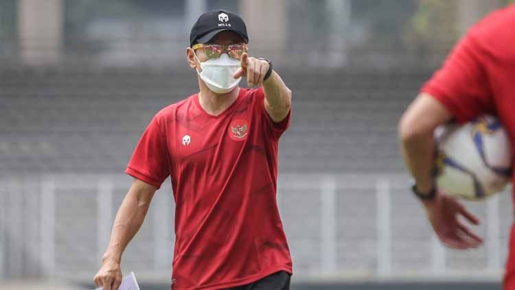Pelatih Timnas Indonesia, Shin Tae-yong, sudah punya cara bagaimana caranya mengalahkan pemain Eropa berpostur tinggi. Copyright: © Naufal/PSSI
