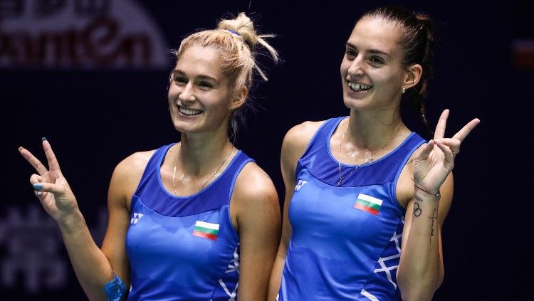 Pasangan ganda putri asal Bulgaria, Gabriela Stoeva, dan saudaranya Stefani, menyatakan mundur dari babak semifinal World Tour Finals 2021 karena cedera. Copyright: © Shi Tang/Getty Images