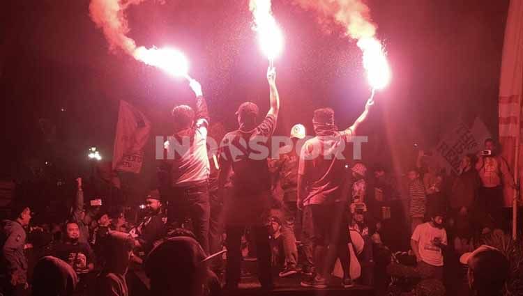 Aremania menggelar pesta menyalakan flare dan kembang api, dalam memperingati Hari Ulang Tahun (HUT) klub Liga 1 Arema FC yang ke-33. Copyright: © Ian Setiawan/INDOSPORT