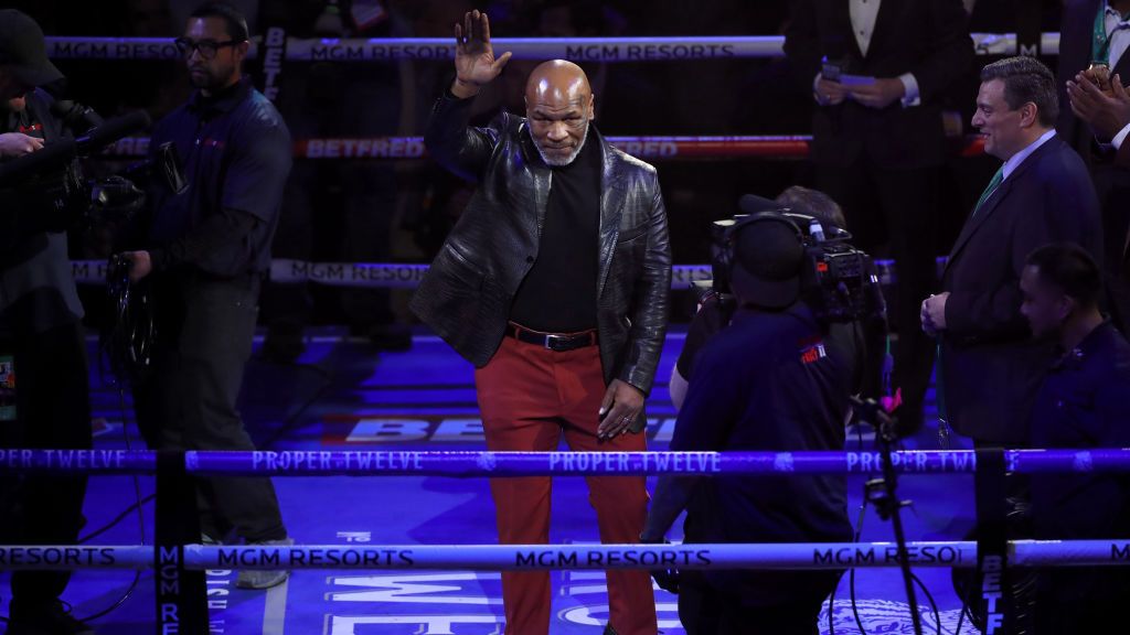 Perkenalan Mike Tyson di atas ring WWE Copyright: © Bradley Collyer/PA Images via Getty Images