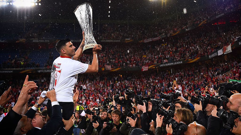 Jose Antonio Reyes mengangkat trofi Liga Europa usai Sevilla mengalahkan Liverpool di final Copyright: © David Ramos/Getty Images